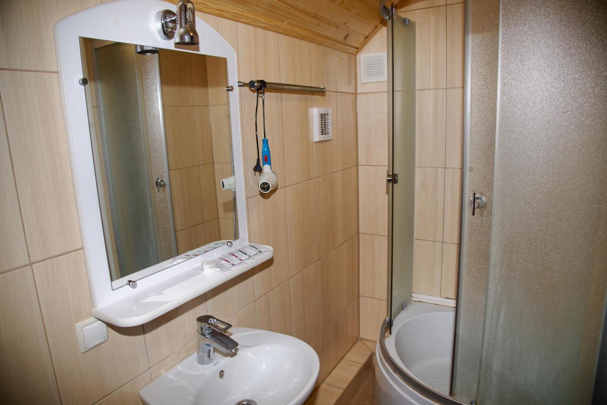 Mini-Hotel Yandrusi كاميانيتس - بوديلسكيي المظهر الخارجي الصورة