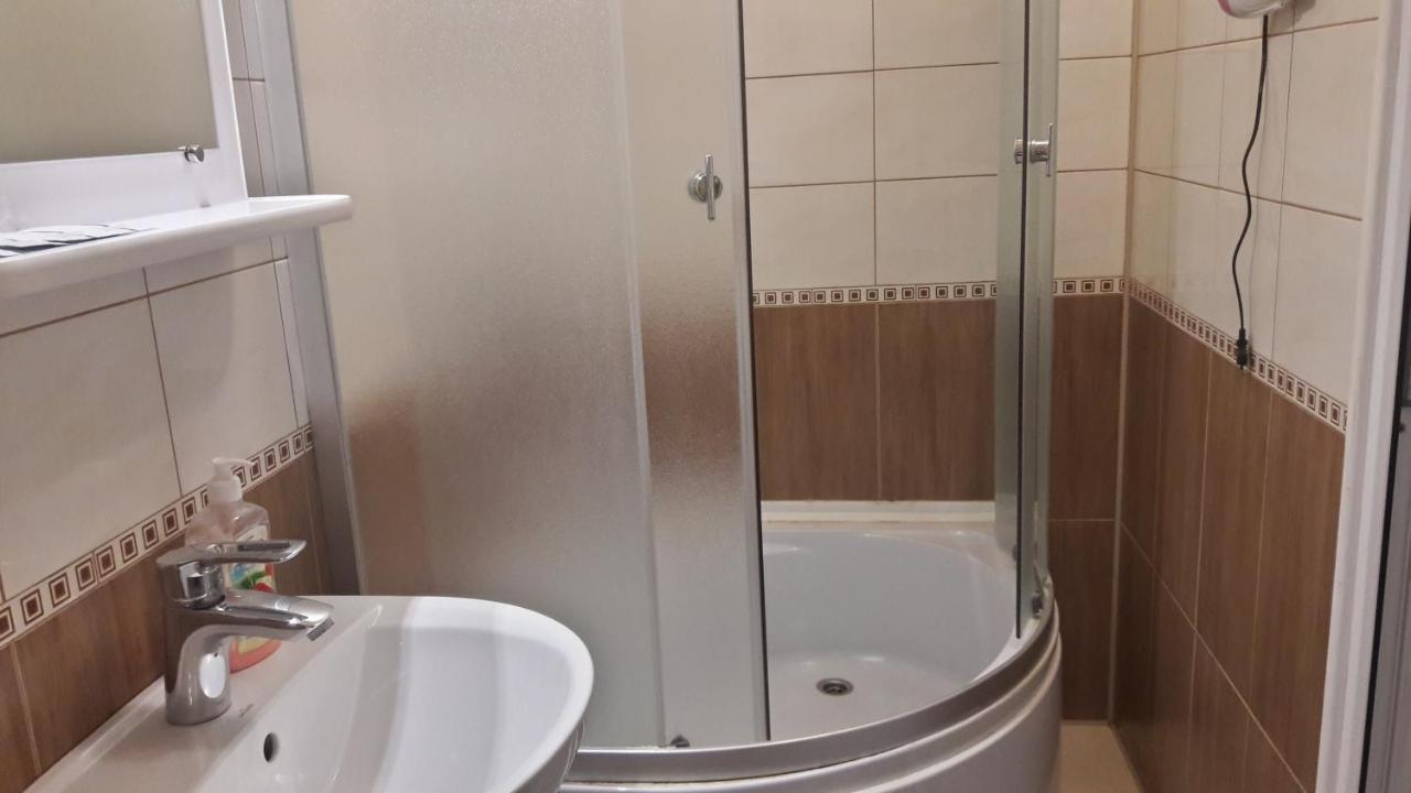 Mini-Hotel Yandrusi كاميانيتس - بوديلسكيي المظهر الخارجي الصورة